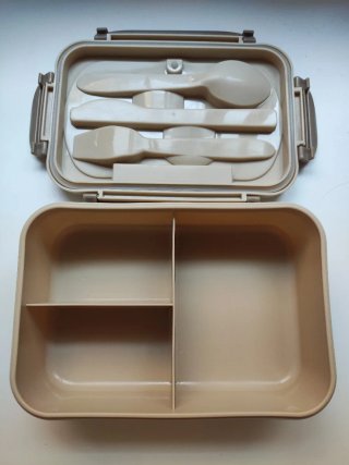 Tupperware con compartimentos y cubiertos