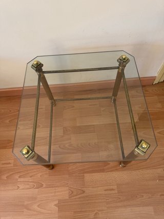 Mesa auxiliar de cristal y metal dorado