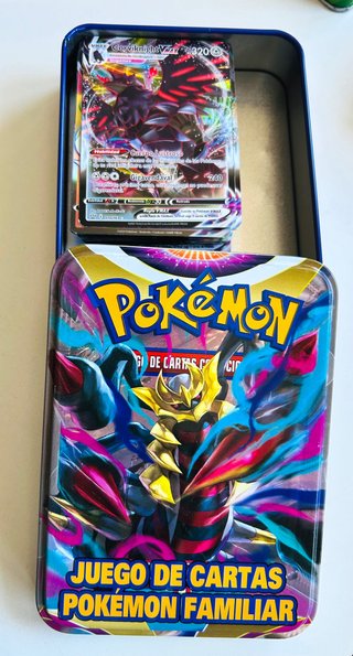 Lote 45 Cartas Pokémon V/VMAX con Lata