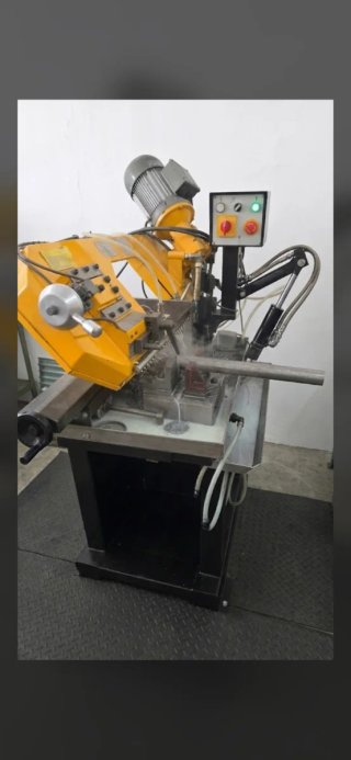 Sierra de cinta semiautomática
