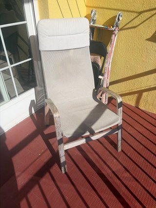 Silla de madera con respaldo