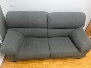 Sofá de dos plazas gris marengo