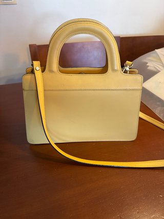 Bolso de mano color mantequilla