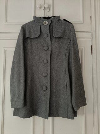 Chaqueta tres cuartos paño gris, bolsillos forrado