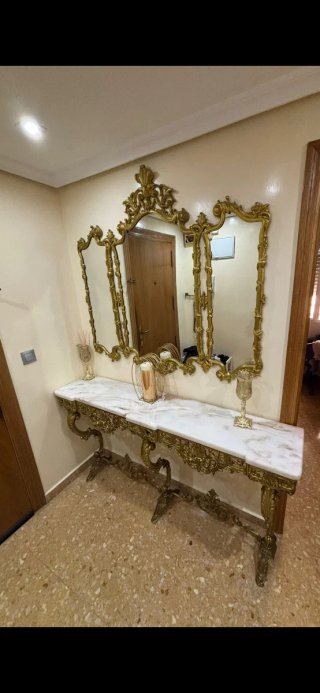 Recibidor antiguo con espejo y consola