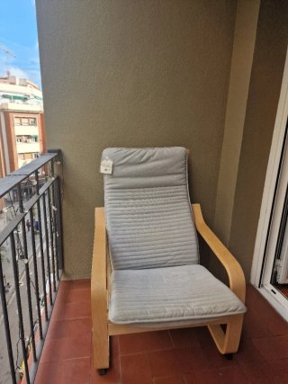 Sillón tipo Poäng con estructura de madera