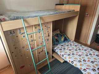 Dormitorio Infantil con Literas y Estanterías