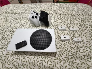 Xbox Series S con dos mandos