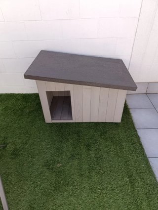 Caseta de perro moderna para exteriores.