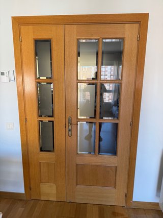 Puerta Doble de Madera con Cristales