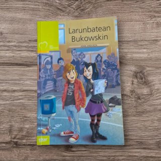 Larunbatean Bukowskin - John Andueza