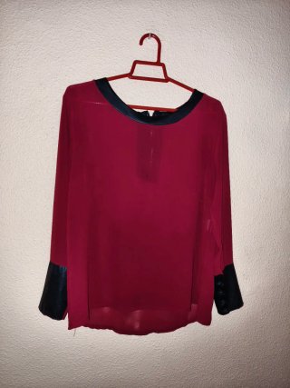 Camisa Burdeos con Detalles en Negro