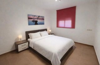 Cama matrimonio con canape y mesitas