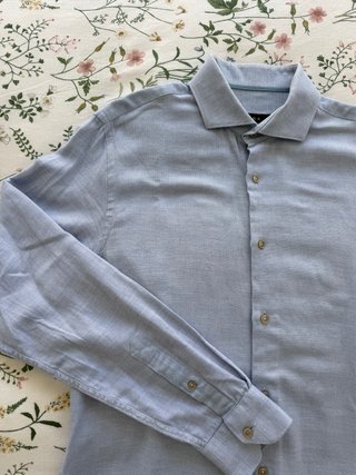 Camisa azul de manga larga