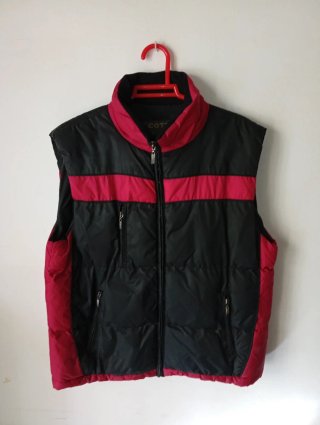 Chaleco acolchado negro y rojo T40
