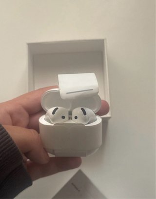 AirPods 4 Apple