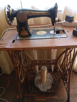 Máquina de Coser Singer con Mueble