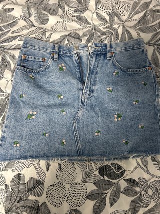 Falda vaquera con bordado de flores