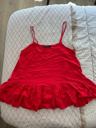 Camiseta roja con volante Mango
