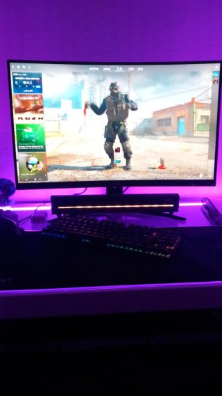 Set Gaming PC con Monitor Curvo table desk headpho