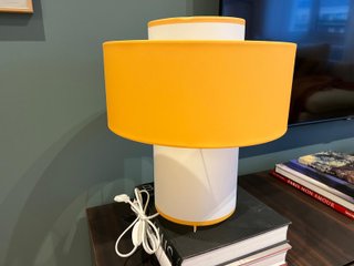 Lámpara de mesa amarilla y blanca