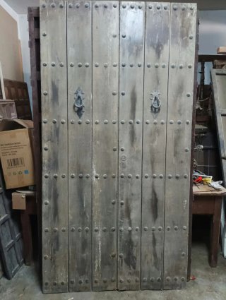 Puertas Antiguas de Madera con Clavos