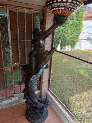 Lámpara de pie figura mujer y delfín