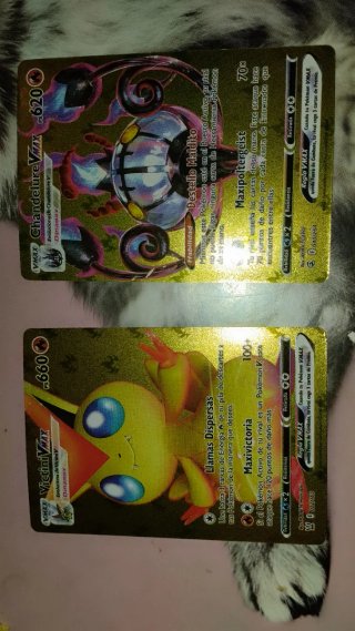2 Cartas Pokémon Oro Chandelure y Victini VMAX