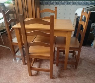 Conjunto de mesa y 4 sillas de madera