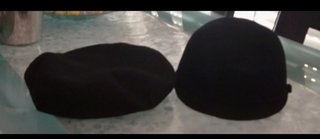 Boina y gorro de lana negros