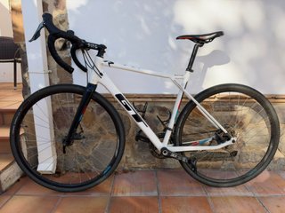 Bicicleta de Gravel GT Blanca