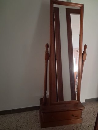 Espejo de Pie con Cajón de Madera