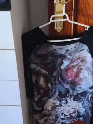 Camiseta de mujer con estampado floral