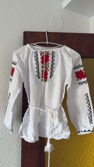 Blusa blanca con bordados florales