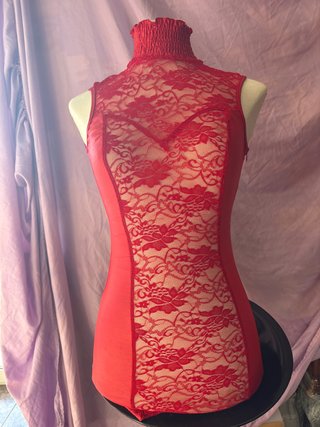 Vestido Rojo con Detalle de Encaje