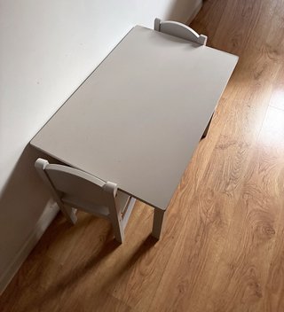 Mesa infantil + 2 sillas IKEA SUNDVIK gris