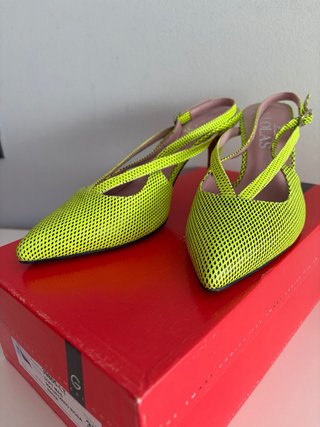 Zapatos de tacón amarillo fluor