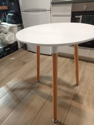 Mesa auxiliar redonda blanca y madera