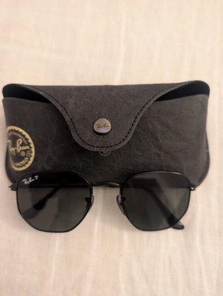 Gafas de sol Ray-Ban negras.