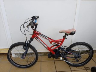 Bicicleta de montaña infantil roja