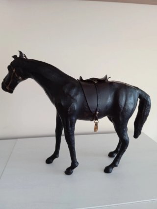 Figura de Caballo de Cuero