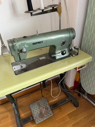 Máquina de Coser Industrial Refrey con Mesa