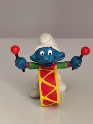 Figura de Pitufo con Tambor