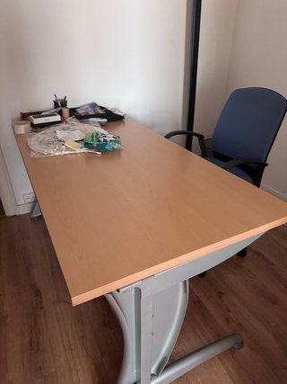 Tavolo da ufficio con cassetti e sedia