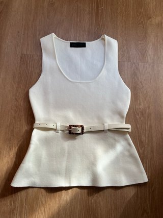Camiseta Zara blanca con cinturón