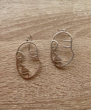 Pendientes Plateados con Diseño de Caras