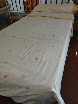 Cama de 90 con base tapizada alta gama.