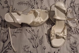 Sandalias de tacón ASOS blancas