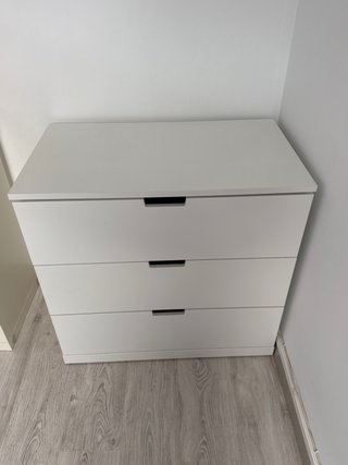 Cómoda blanca de tres cajones