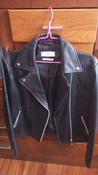 Chaqueta de piel Mango negra